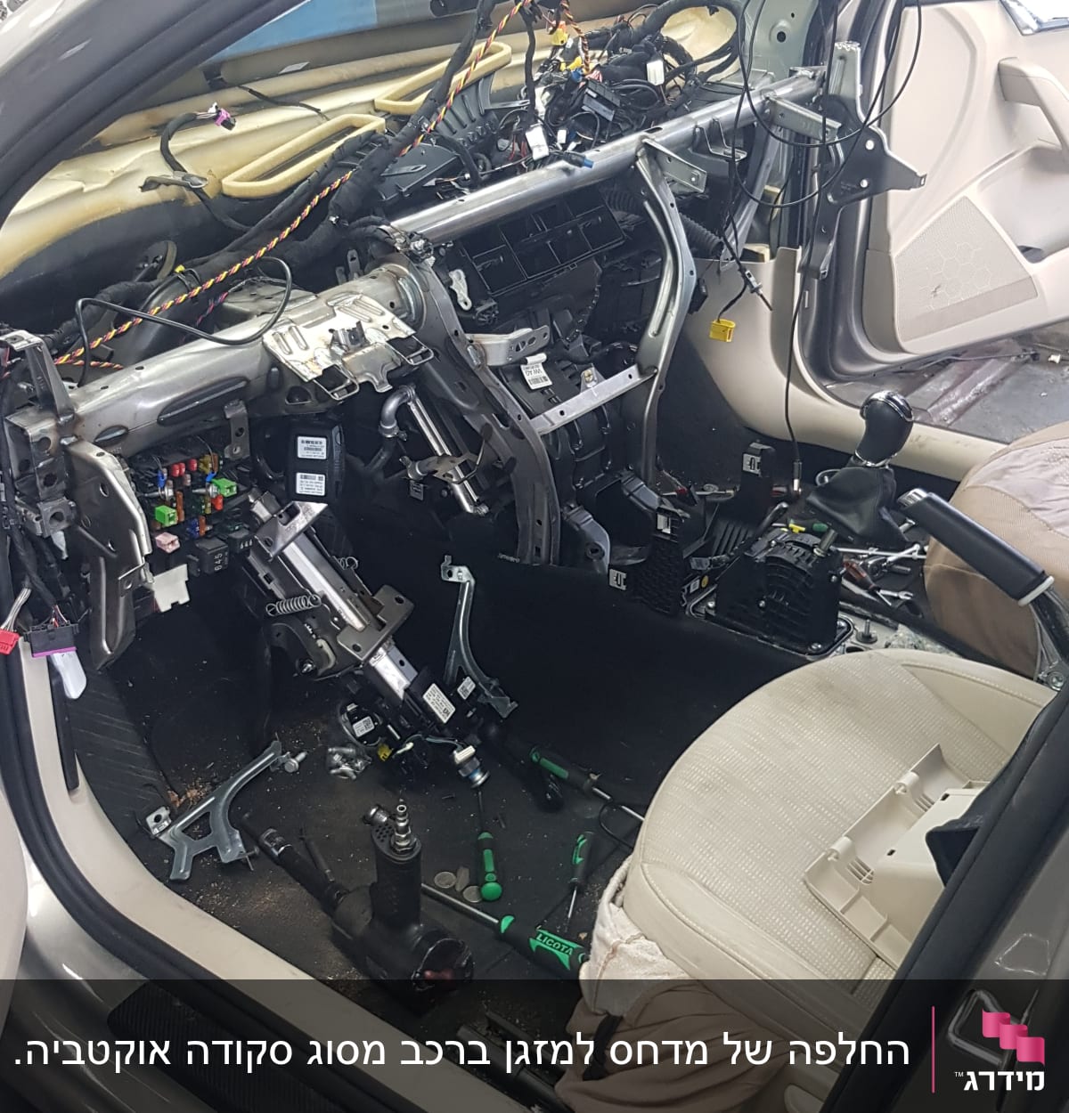 פנים רכב מפורק עם חוטים וכלים חשמליים